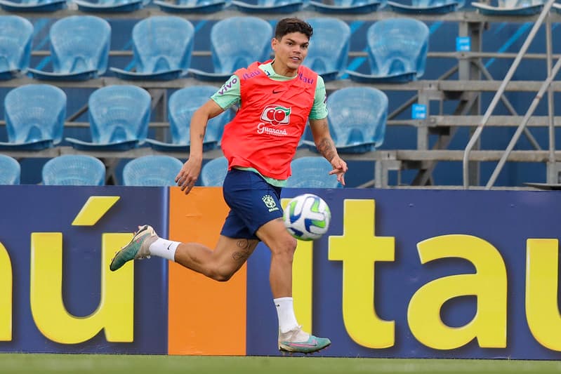 Ayrton Lucas desbanca Alex Telles e treina entre titulares no 2º dia de Seleção