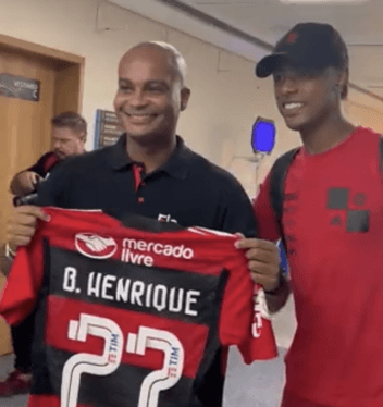 Repórter da Fla TV se emociona com presente surreal de Bruno Henrique