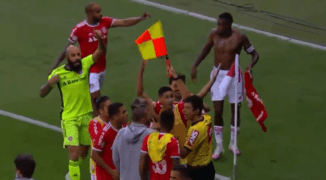 Marcado por gol anulado no Brasileiro de 2020, Edenilson voltou a ser vilão contra Cássio e Atlético-MG foi eliminado da Copa do Brasil