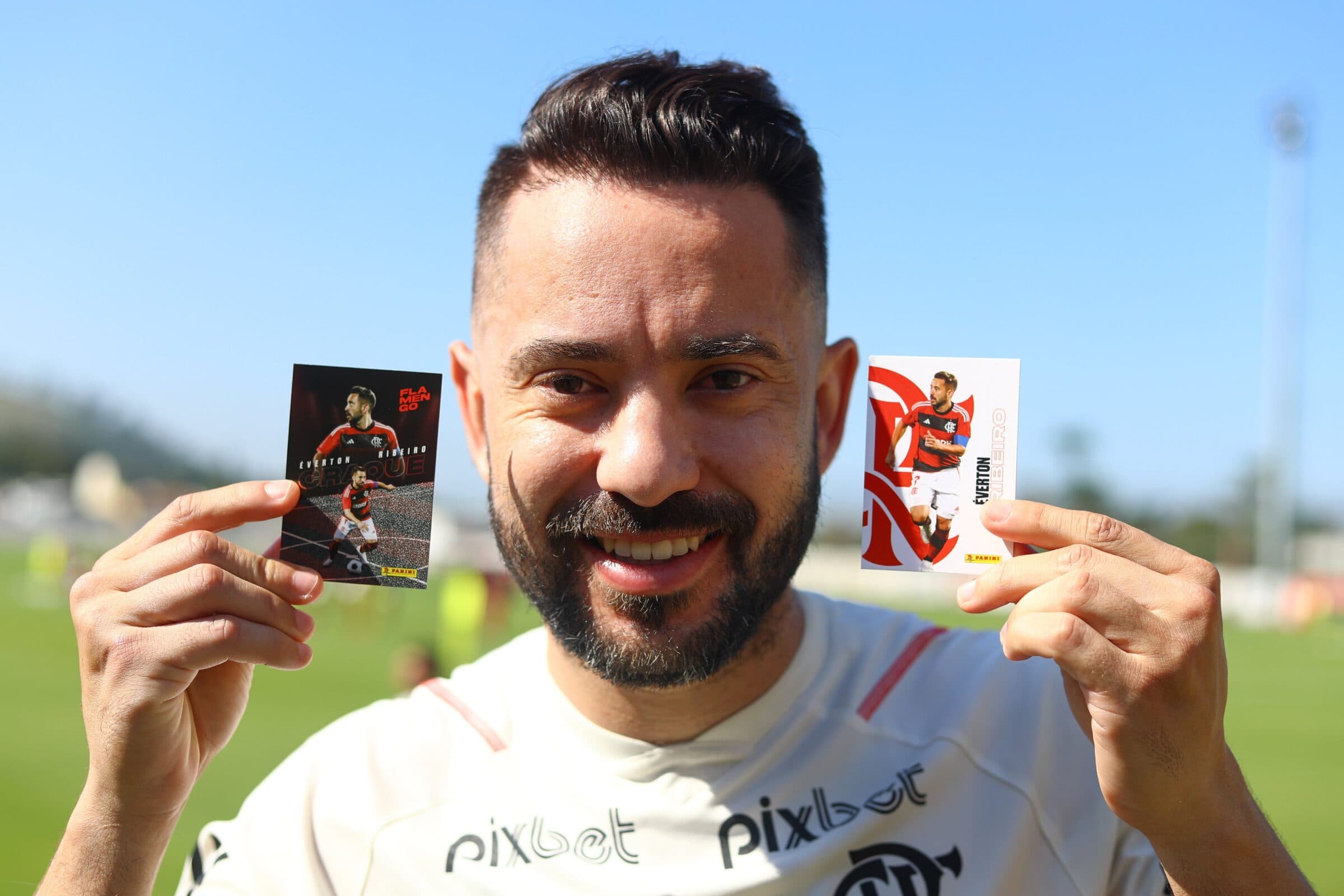 Jogadores do Flamengo têm reações diversas com presentes pós-treino