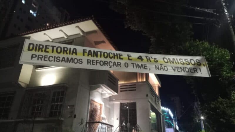 Torcida do Atlético-MG estende faixas em protesto a venda de Allan para o Flamengo e cita até libertadores de 1981