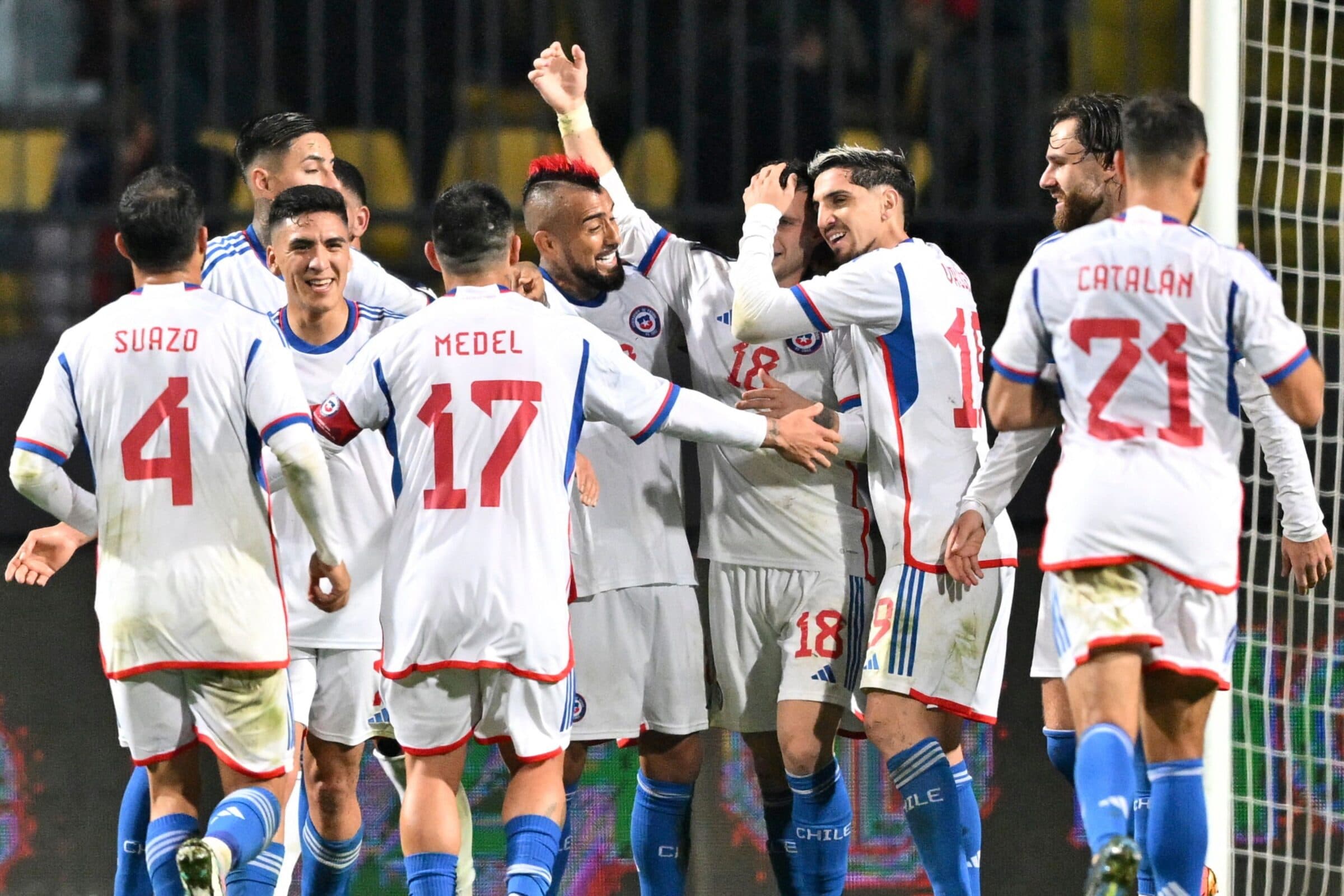 Arturo Vidal e Erick Pulgar pela seleção do Chile