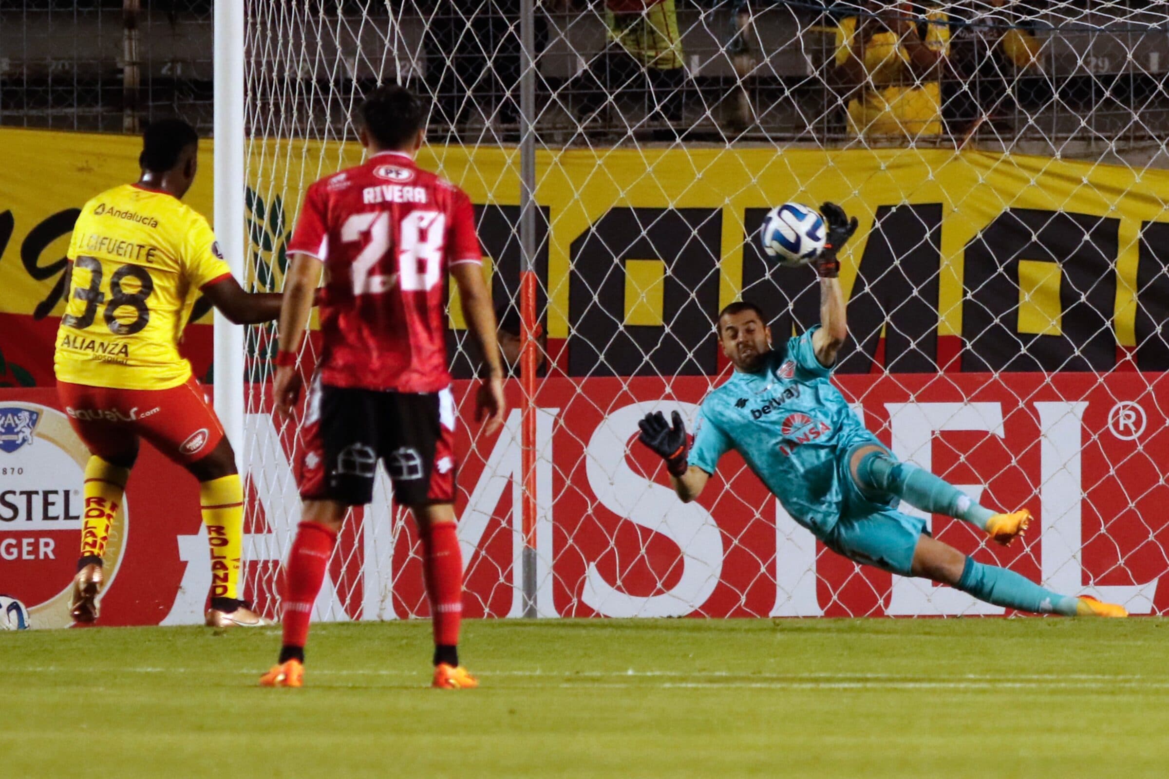 Cifuentes erra pênalti em jogo do Aucas x Ñublense