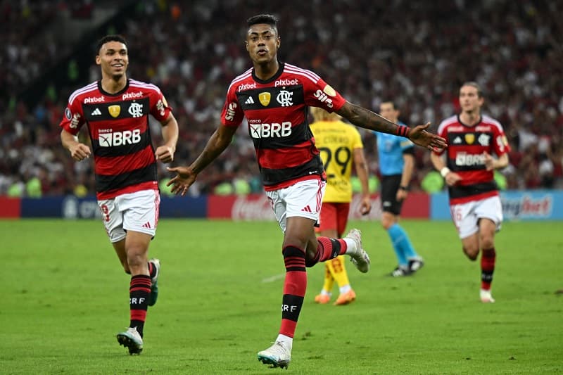 Bruno Henrique e Victor Hugo marcaram para o Flamengo contra o Aucas na Libertadores
