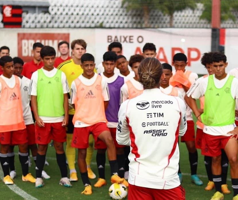 Filipe Luís conversando com a base do Flamengo