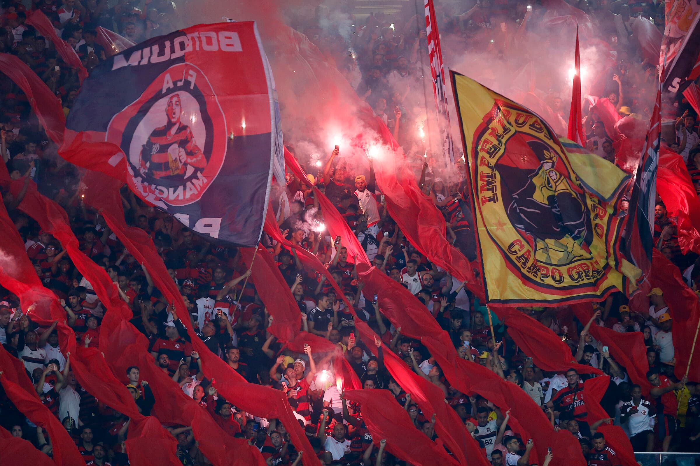 O escritor Luiz Antônio Simas, que reside próximo ao Maracanã, relatou em seu Twitter a festa da torcida do Flamengo contra o Fluminense