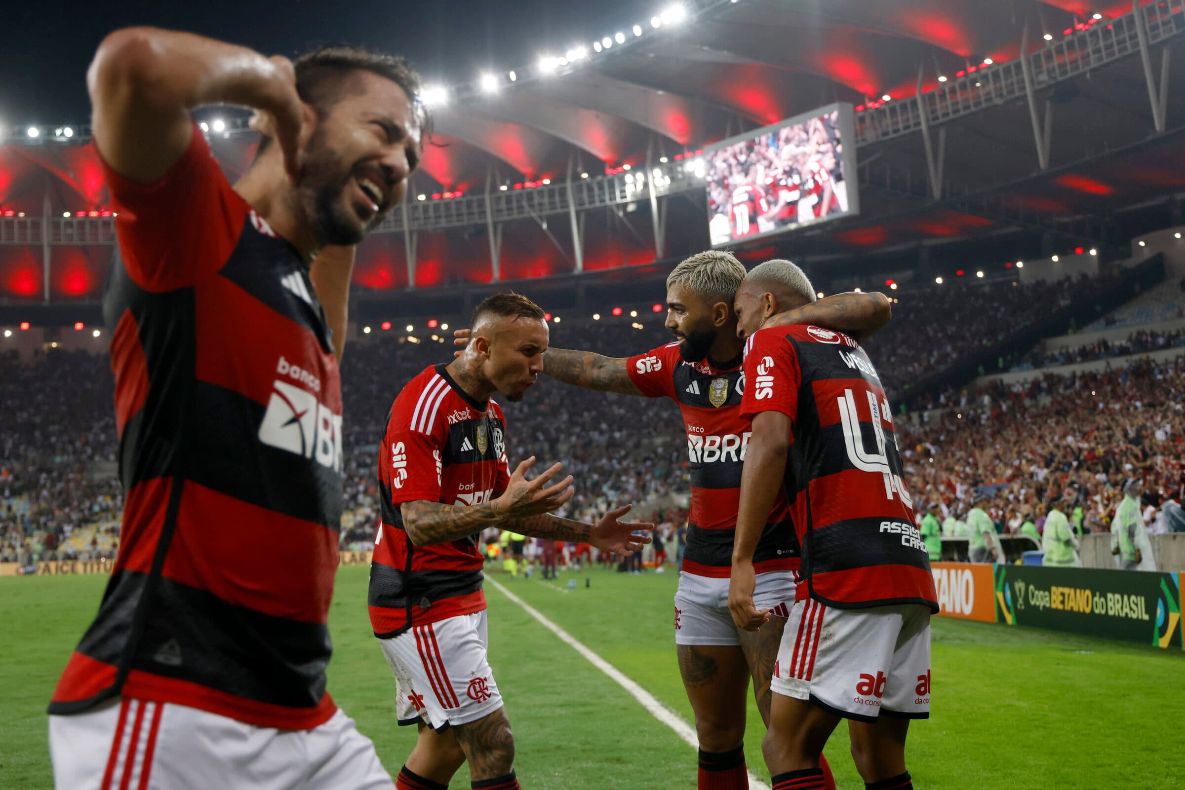Flamengo comemora classificação sobre o Fluminense na Copa do Brasil