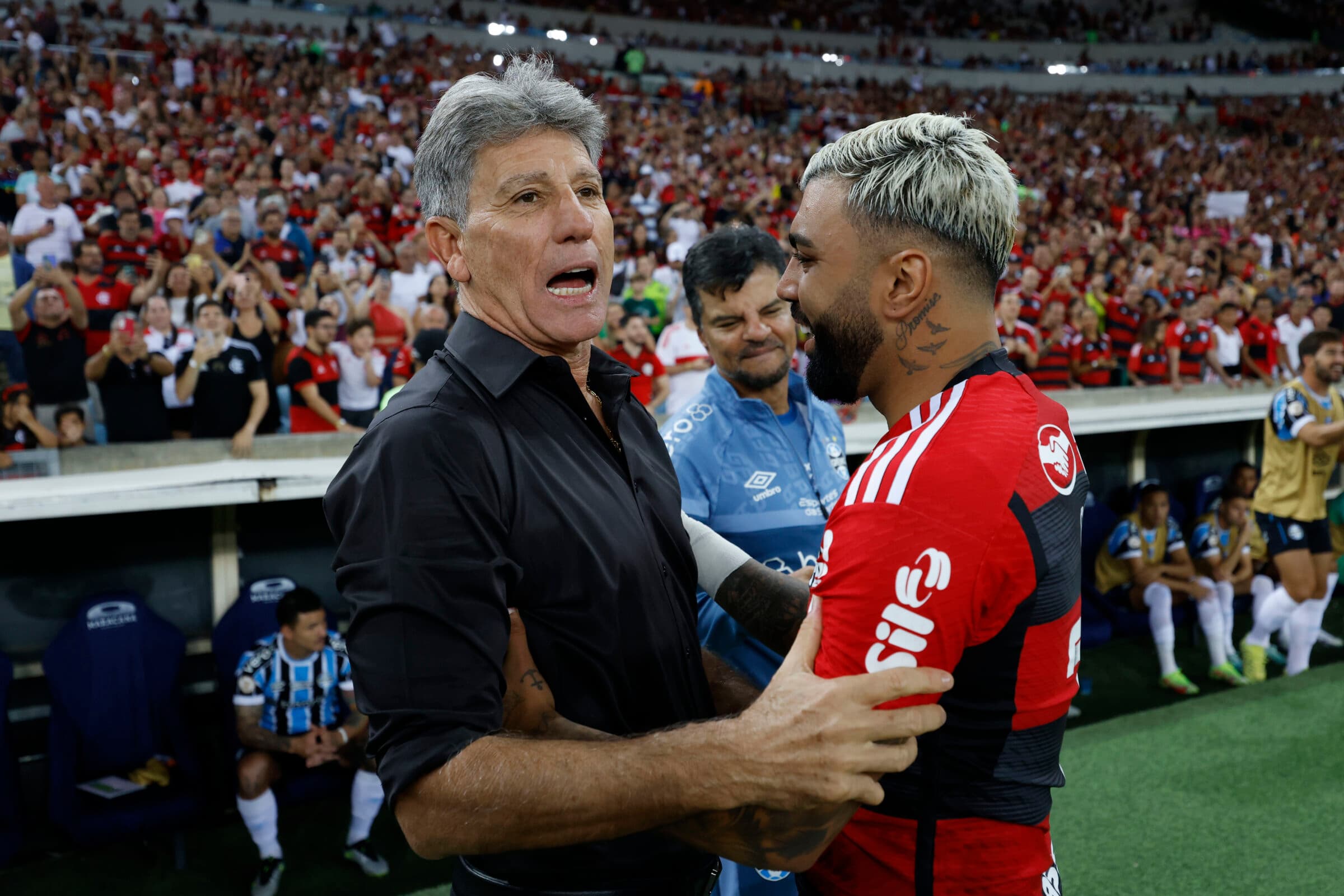 Gabigol e Renato Gaúcho antes de Flamengo x Grêmio, no gramado do Maracanã