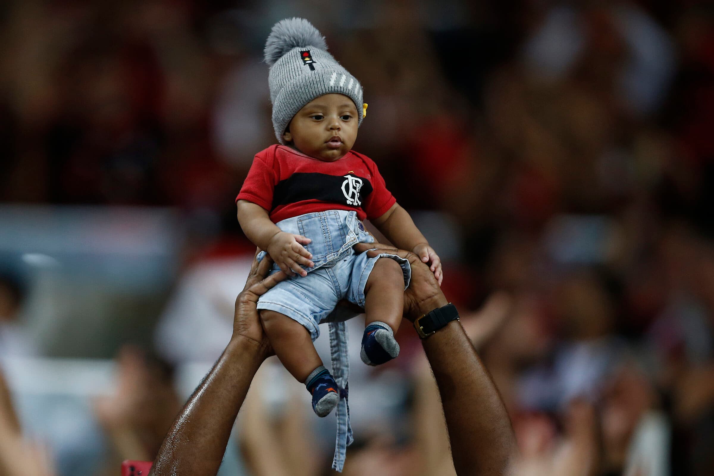 Alexandre de Arrascaeta, de apenas quatro meses, na torcida do Flamengo; Arrascaeta convidou bebê para entrar em campo no próximo jogo no Maracanã