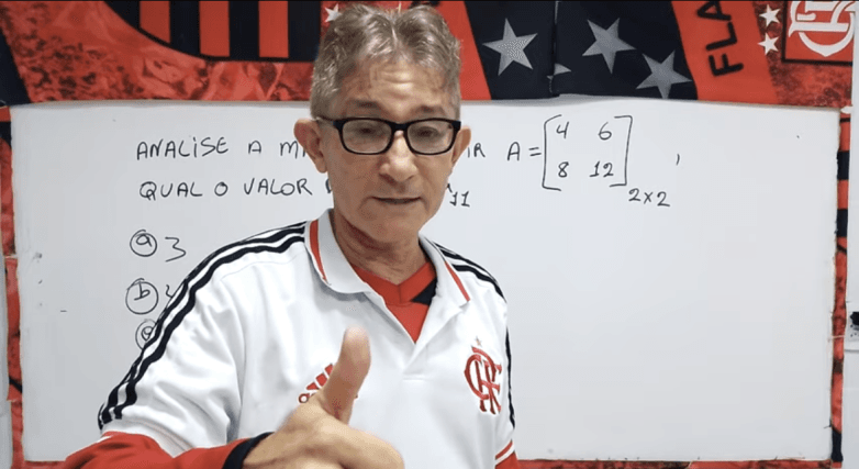 Professor só usa manto para dar aula de Matemática no YouTube