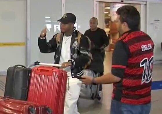Marinho ignora torcedor do Flamengo no desembarque em Fortaleza