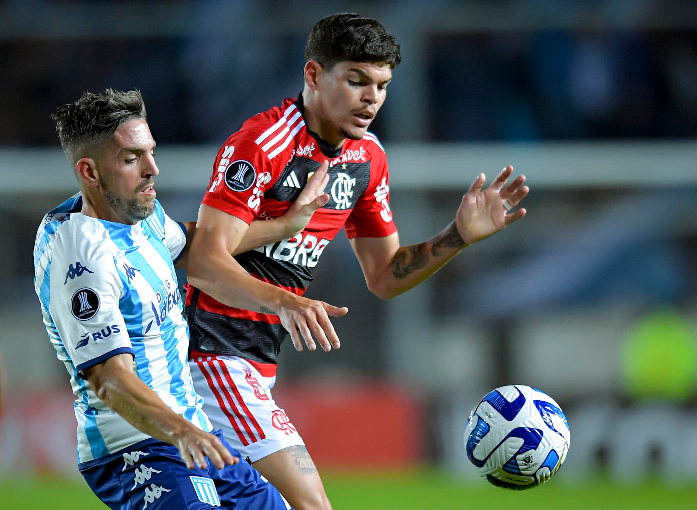 Ayrton Lucas disputa a posse de bola contra jogador do Racing, na Argentina