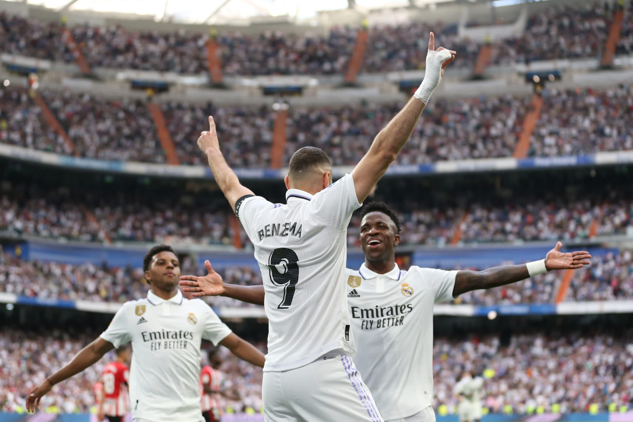 Benzema e Vinícius Júnior comemoram gol do Real Madrid