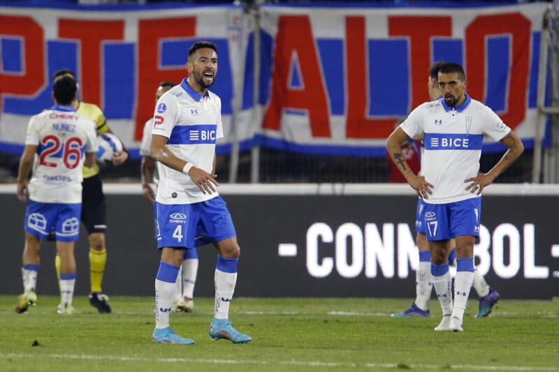 O lateral Maurício Isla, ex-Flamengo, pode reforçar um adversário do Flamengo no Brasileirão nesta janela de transferências