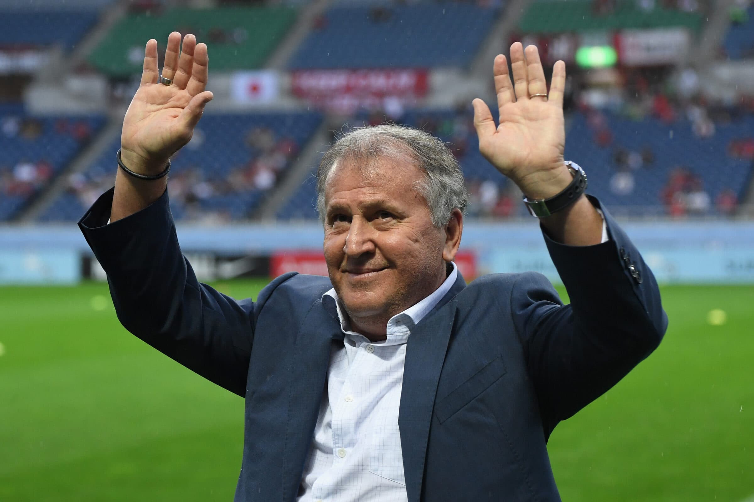 Zico sendo homenageado em estádio no Japão; ídolo do Flamengo atingiu marca expressiva de seguidores no Twitter
