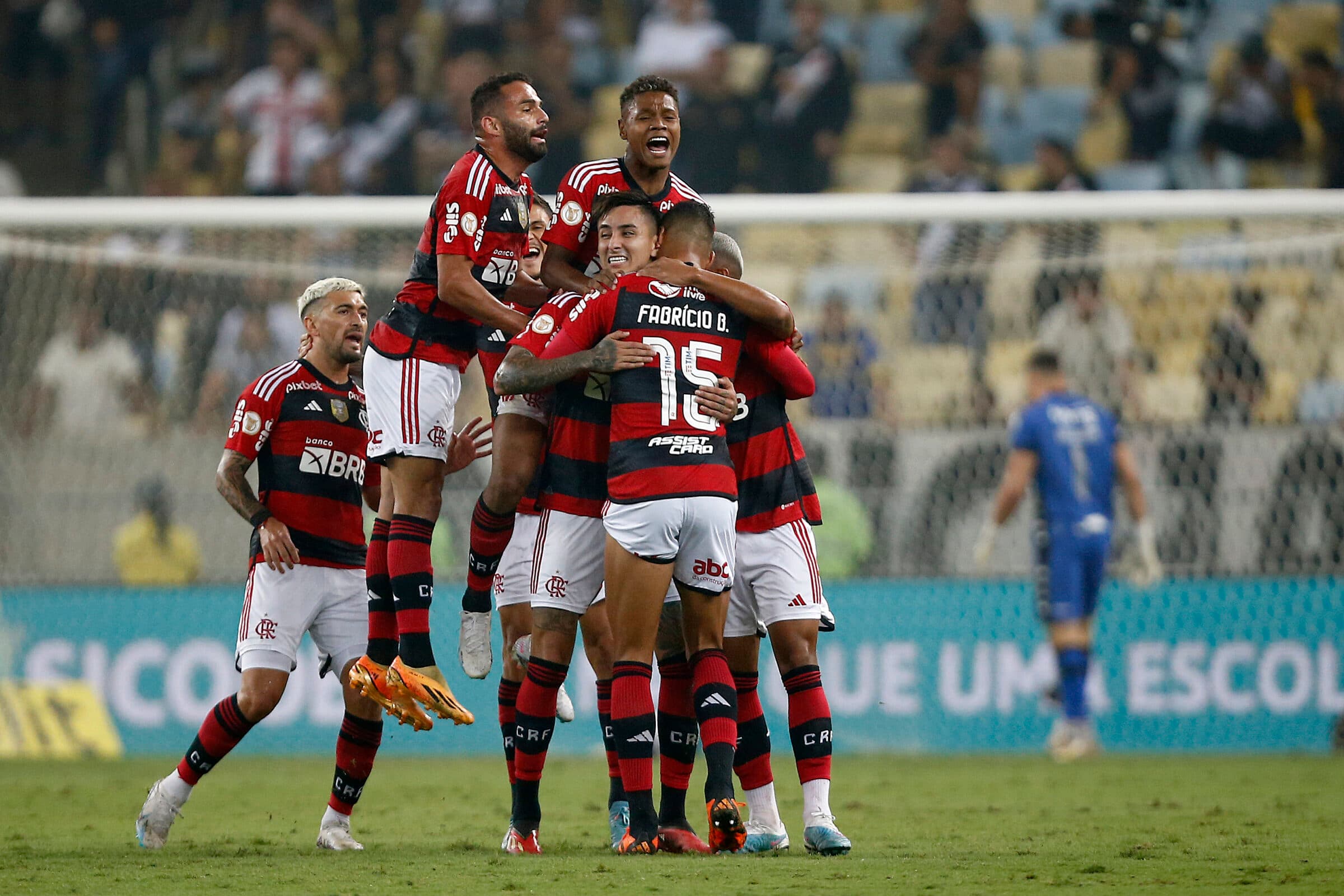 Time do Flamengo comemora gol; adversário na Copa do Brasil, Athletico deve anunciar Cuca como treinador