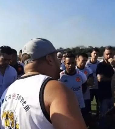 Em papo com jogadores, torcida do Vasco reconhece superioridade do Flamengo