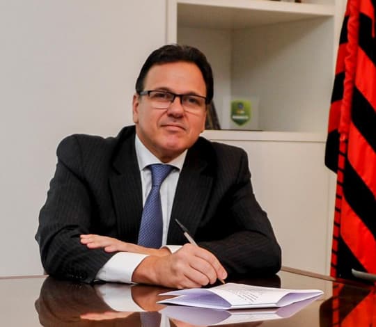 Justiça manda Twitter fornecer dados sobre perfil fake atribuído a Dunshee que atacou ex-presidente do Flamengo, Eduardo Bandeira de Mello