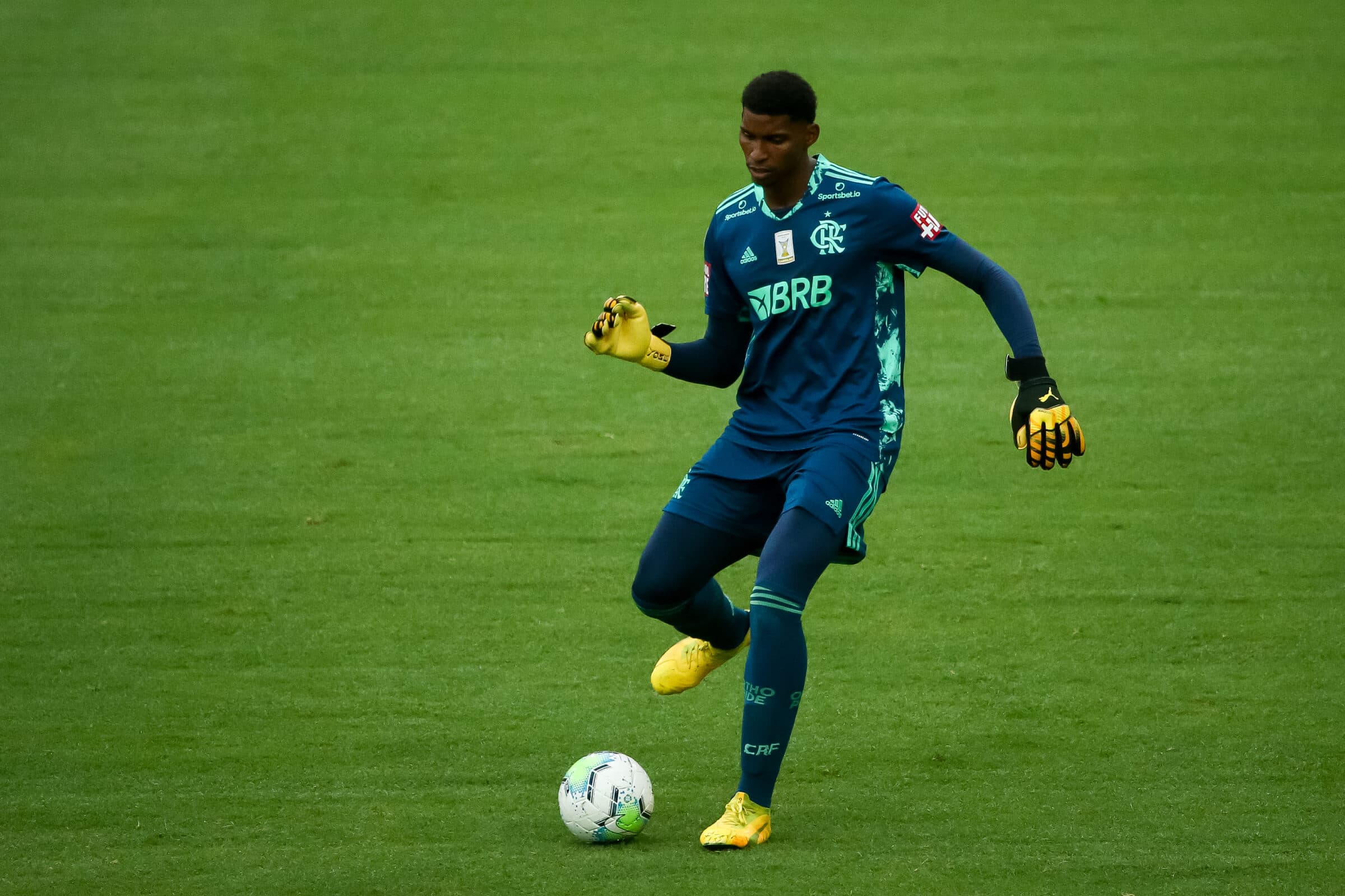 Hugo Souza, goleiro do Flamengo, está na mira do Benfica, Estoril, Salernitana e Chaves