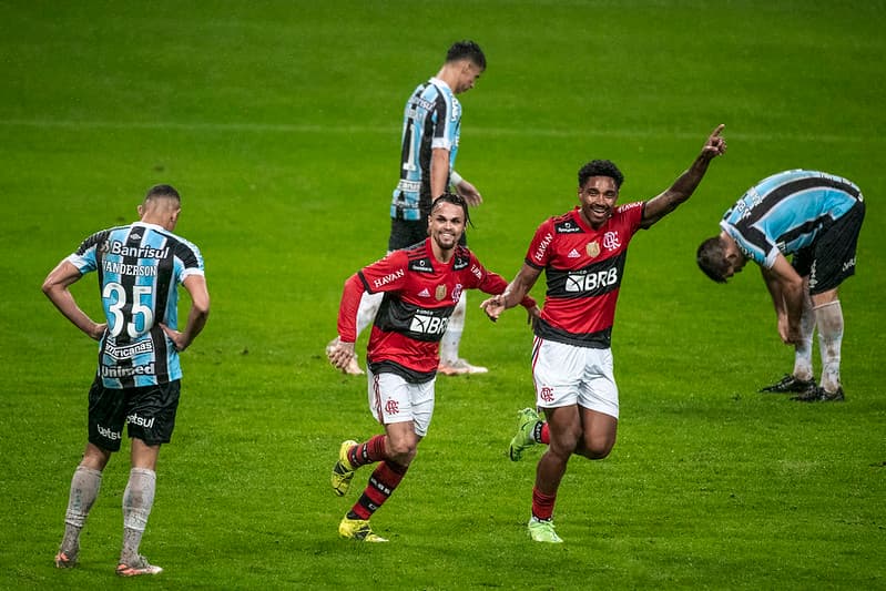 Vitinho e Michael comemoram gol do Flamengo contra o Grêmio