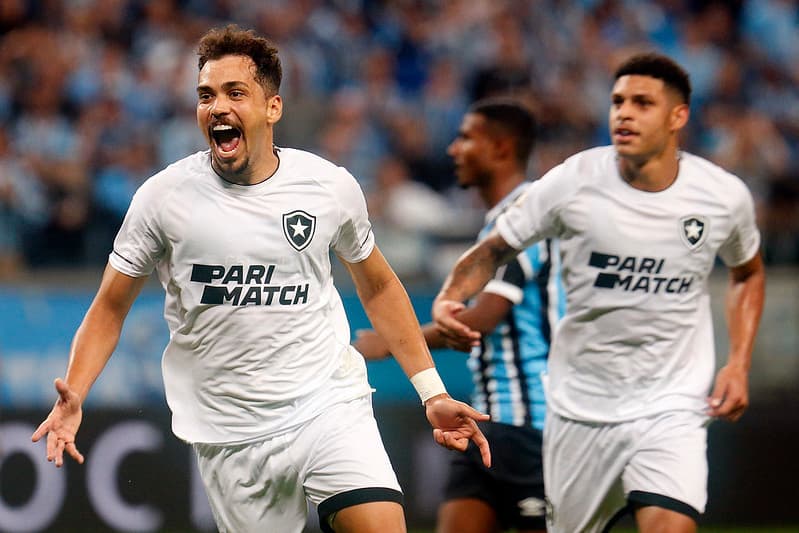 Botafogo vence Grêmio e amplia vantagem para Flamengo no Brasileiro