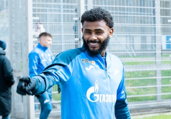 Wendel em treino do Zenit; atleta ainda não se reapresentou e atrasa negociação com o Flamengo