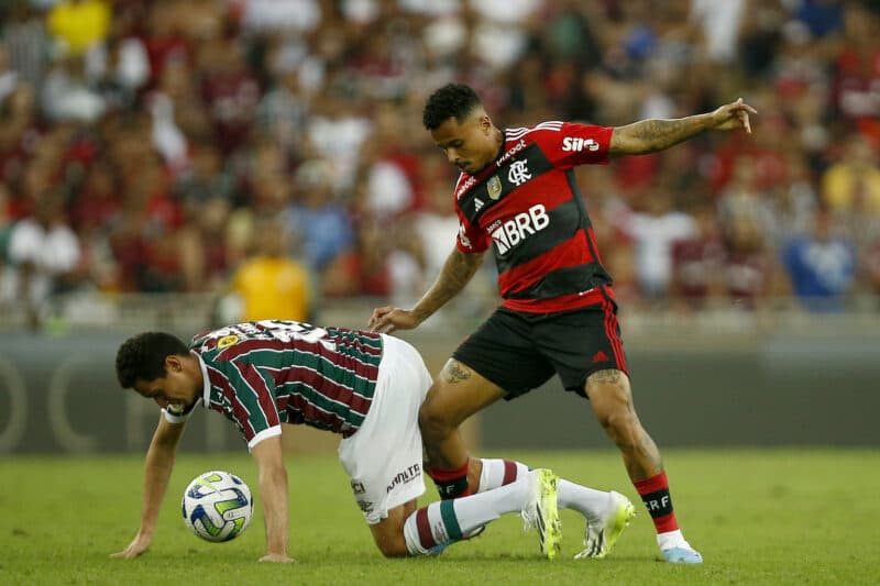 Allan em campo em Flamengo x Fluminense; atleta celebrou estreia com Manto no Maracanã