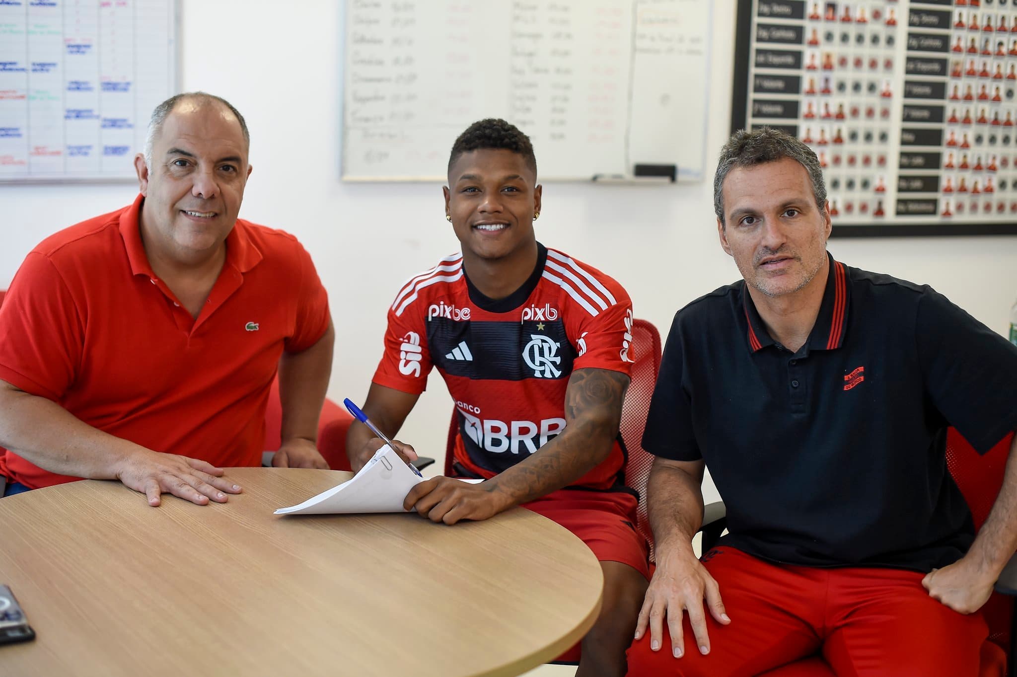 Matheus França, joia do Flamengo, está sendo negociado com o Chelsea