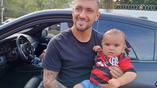 Arrascaeta com bebê batizado em seu nome após treino do Flamengo no Ninho do Urubu