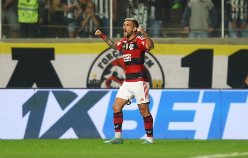Arrascaeta comemora gol pelo Flamengo contra o Atlético-MG, pelo Brasileirão