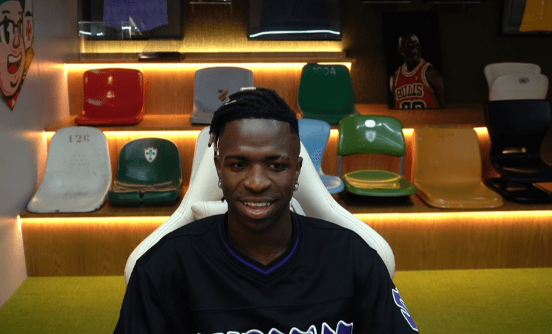 Durante live da Cazé TV, Vinícius Jr. aparece zuando Casimiro. Ex-Flamengo está de férias no Brasil após fim da temporada