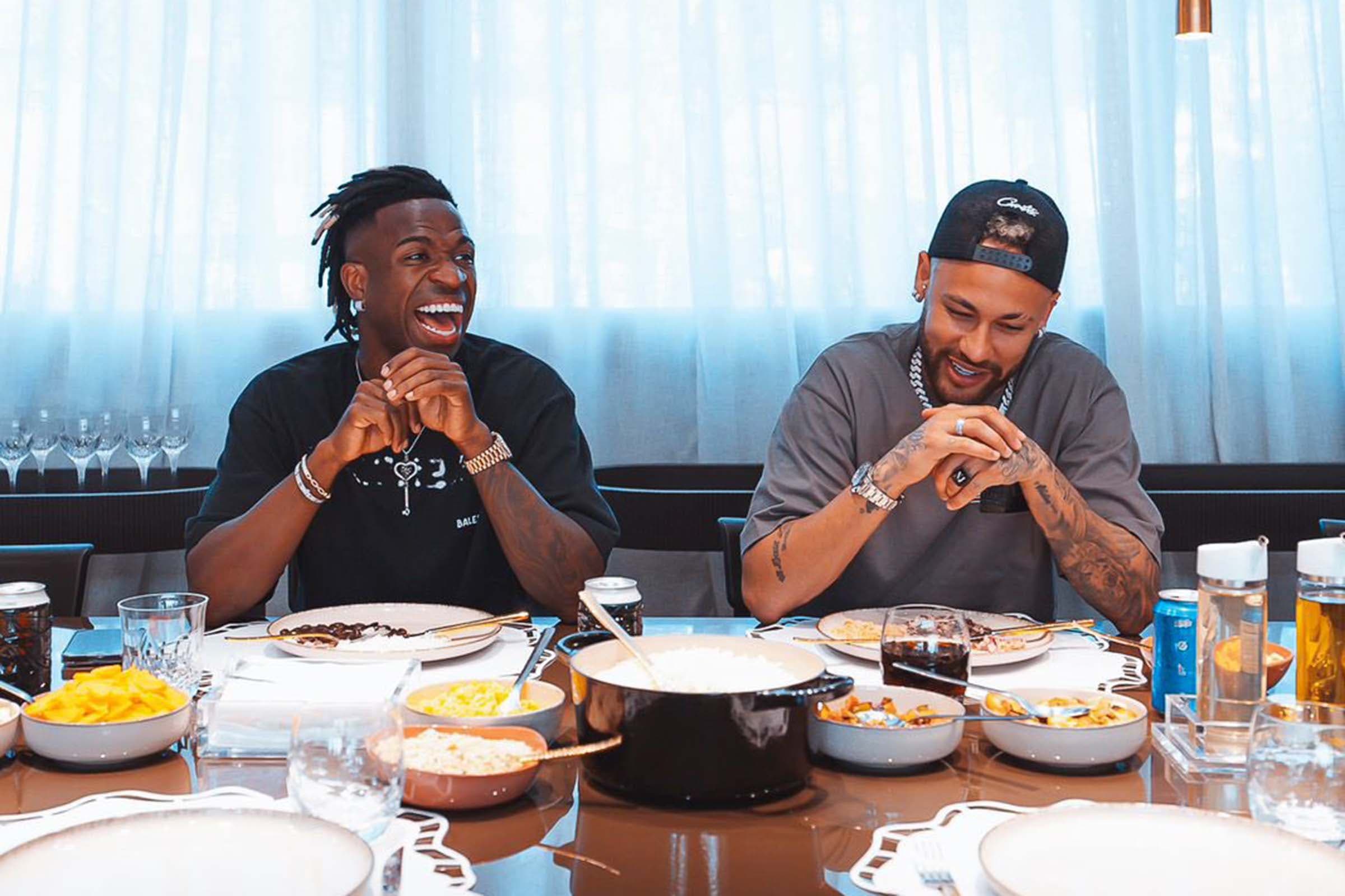 Vini Jr e Neymar aproveitam dia de férias no Brasil