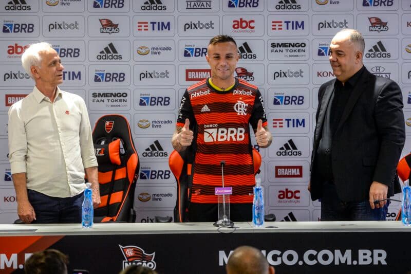 Há um ano, Cebolinha deixava o Benfica e era anunciado no Flamengo, Atleta ainda não se firmou e pode perder mais espaço para Bruno Henrique