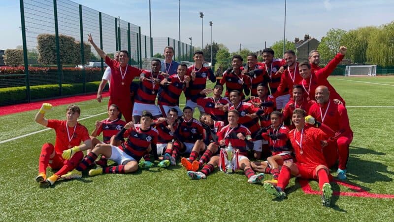 Jogadores das categorias de base do Flamengo comemoram título