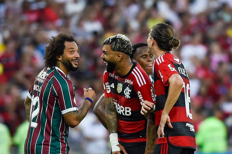Marcelo, Gabigol e Filipe Luis em resenha durante o clássico Fla x Flu pelo Brasileirão
