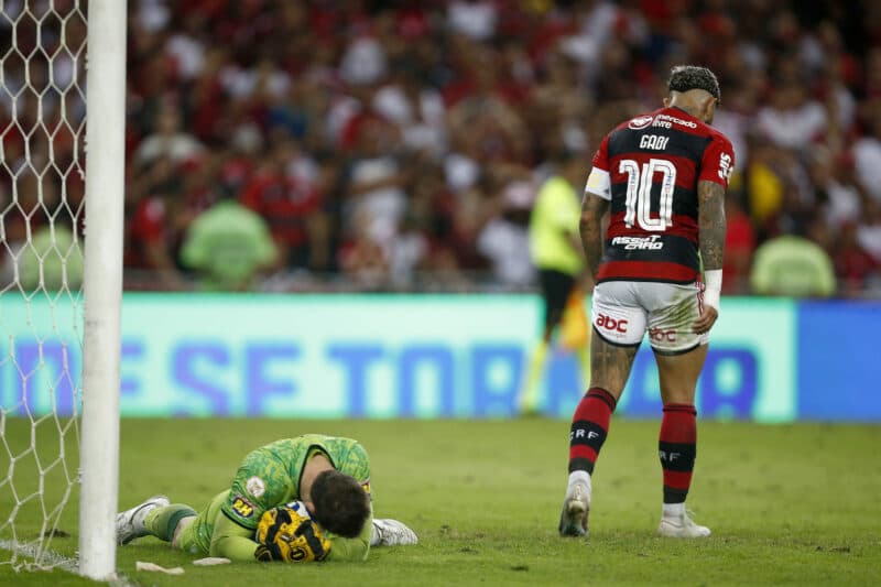 Gabigol lamenta chance perdida em jogo contra o América-MG; camisa 10 é o jogador que mais perdeu chances no Brasileirão