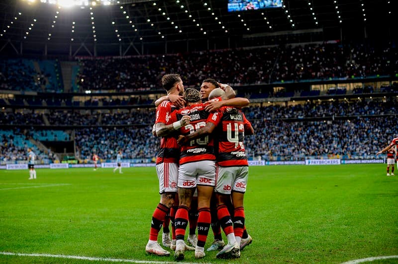 Time do Flamengo comemora gol de Gabigol na Arena do Grêmio pela Copa do Brasil