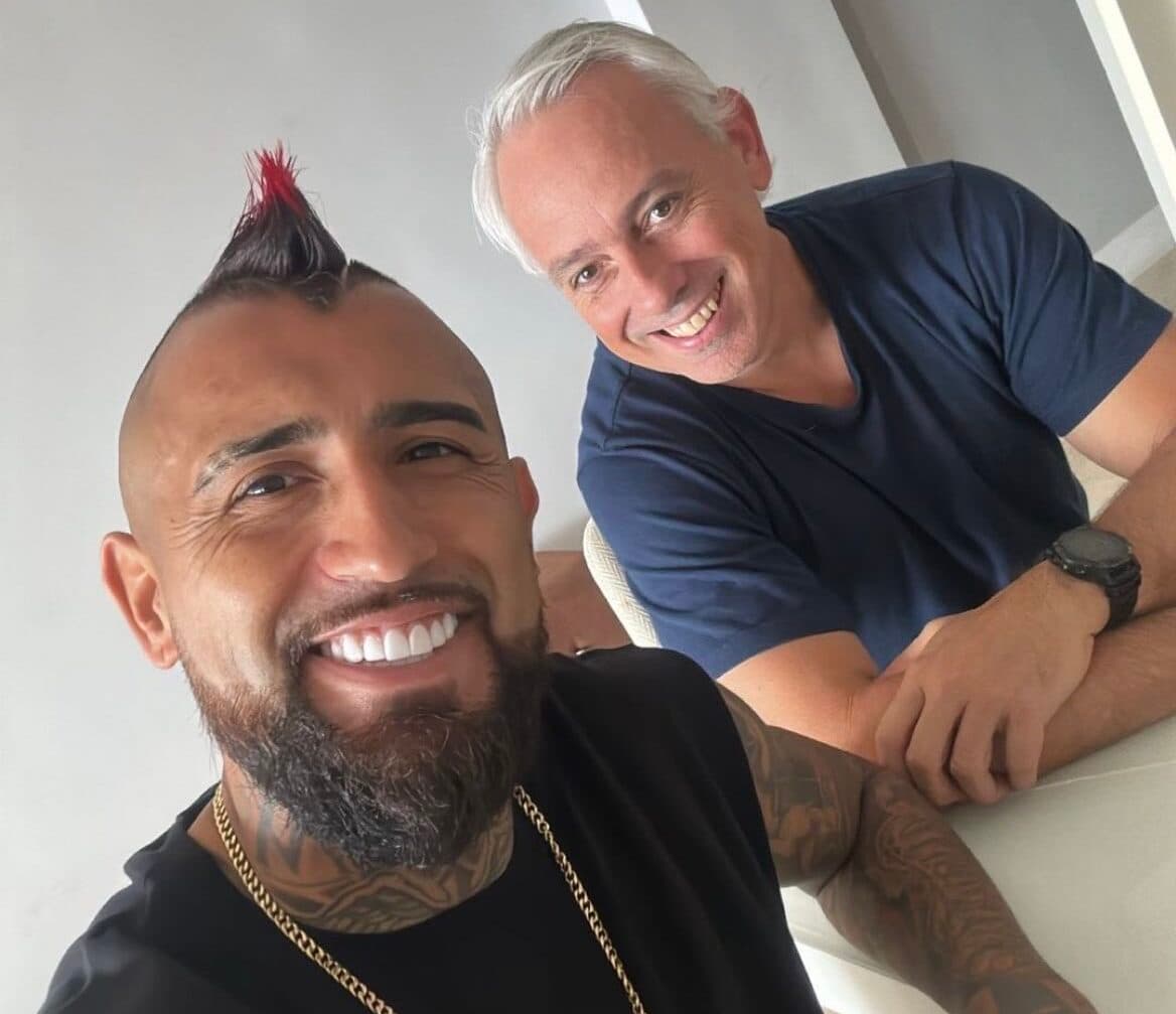 Vidal posta foto indicando saída do Flamengo