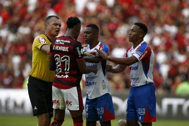 Bruno Henrique discute com jogadores do Fortaleza pelo Flamengo