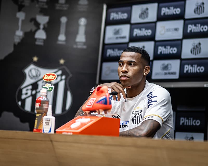 Jean Lucas durante apresentação no Santos; atleta confirmou conversa com Jorge Sampaoli para voltar o Flamengo