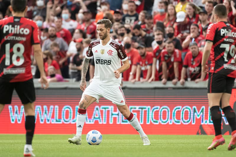 Léo Pereira em campo pelo Flamengo contra Athletico-PR em 2021; zagueiro foi agredido em lance similar ao que gerou chororô de auxiliar do Palmeiras