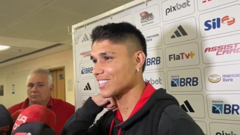 Luiz Araújo celebra estreia com vitória pelo Flamengo