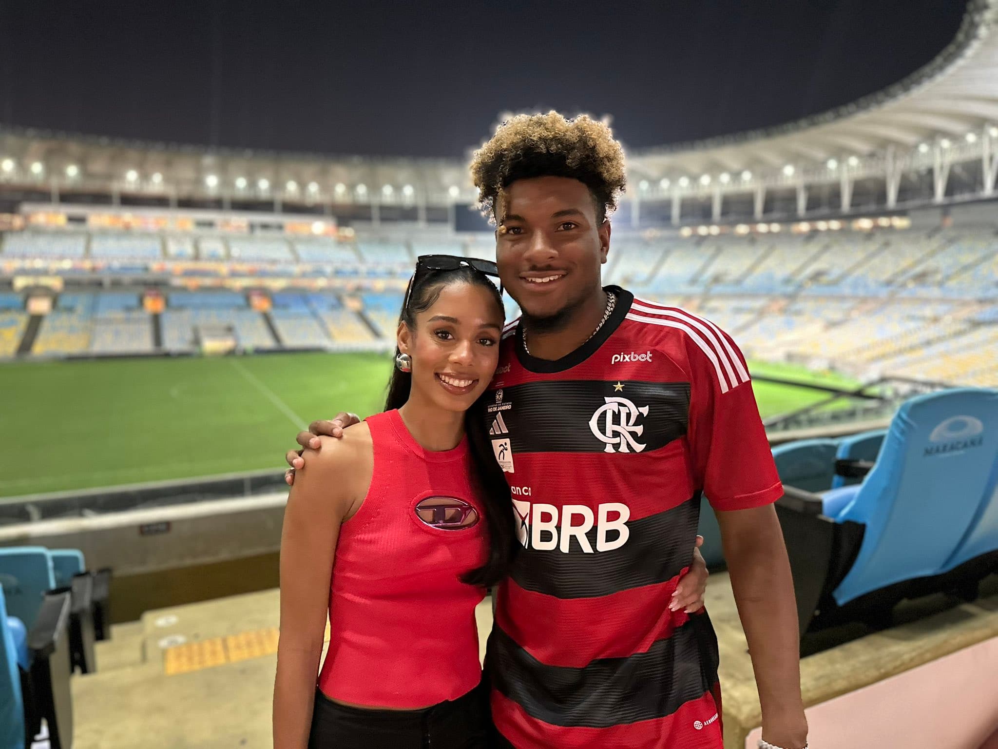 Miles Mcbride e sua namorada a brasileira Ana Zortea em Fla x Flu no Maracanã