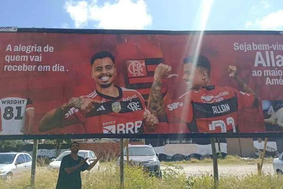 Torcedor do Flamengo ao lado de outdoor provocativo ao Atlético-MG