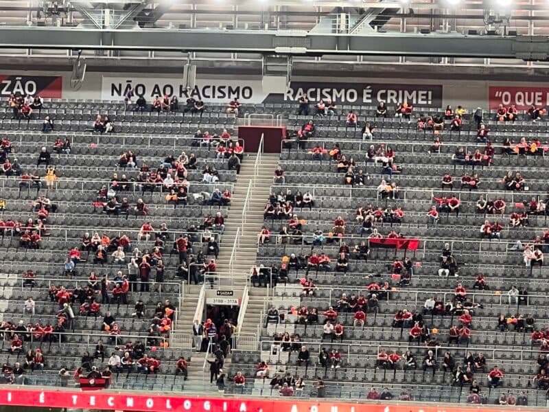 Torcedores do Athletico-PR exibem faixas contra racismo em jogo contra o Flamengo