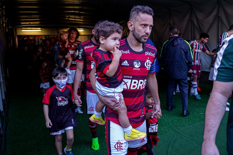 Totói entrando em campo no colo de Everton Ribeiro, capitão do Flamengo