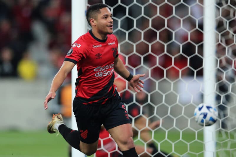 Vitor Roque celebra gol pelo Athletico-PR; jogador acertou ida para o Barcelona, mas enfrenta o Fla na Copa do Brasil