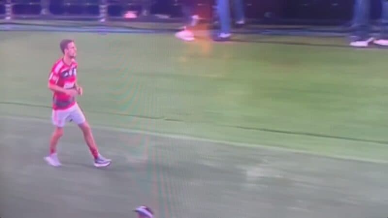 Rodrigo Caio aquece de tênis em Flamengo x Fortaleza