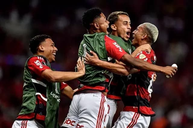 Matheus França comemora gol com joias da base