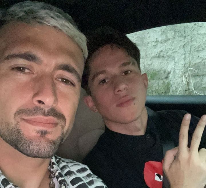 Arrascaeta chegando em inauguração de confeitaria